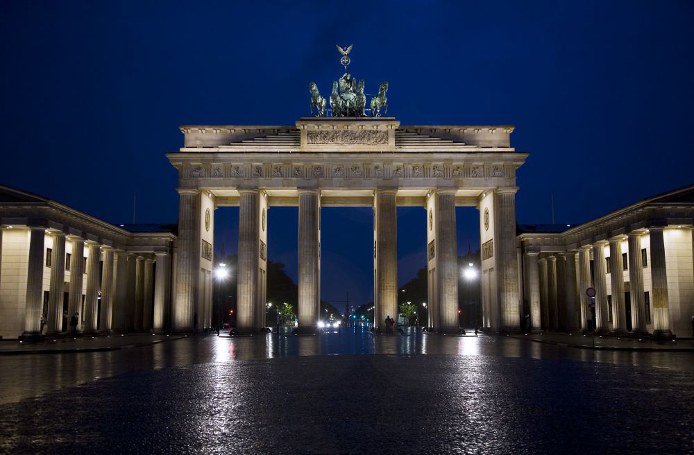 Berlin-_Brandenburg_gate_(Brandenburg_Tor)_at_night_-_3942.thumb.jpg.919b2e418bc944c1bd4e812fe2e63909.jpg