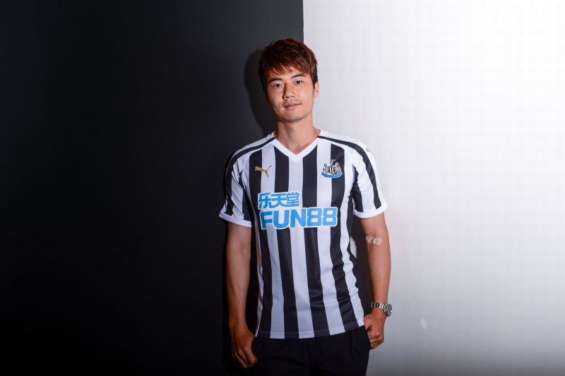 1820249920_Newcastle-United-Unveil-New-Signing-Ki-Sung-yueng(1).thumb.jpg.534244f4f423398d54abebdf539c7611.jpg
